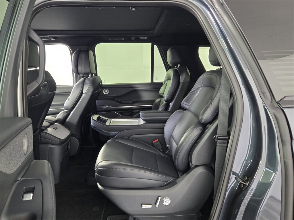 Used 2025 Lincoln Navigator L Reserve w/ Jet Appearance Package image 9