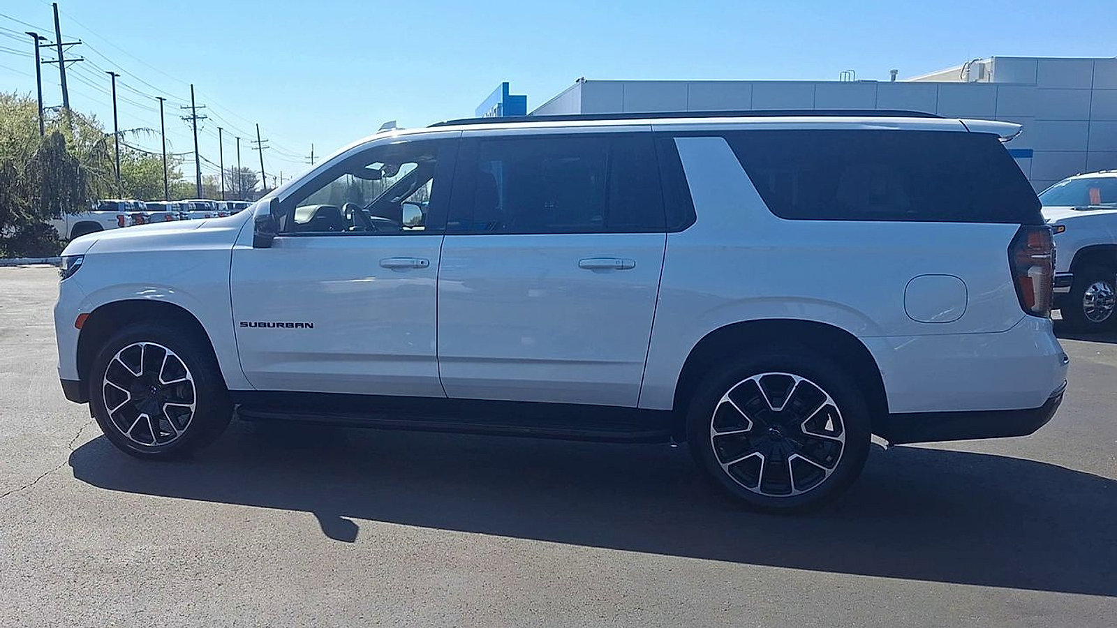 Certified 2022 Chevrolet Suburban RST w/ Luxury Package AWD/4WD image 8