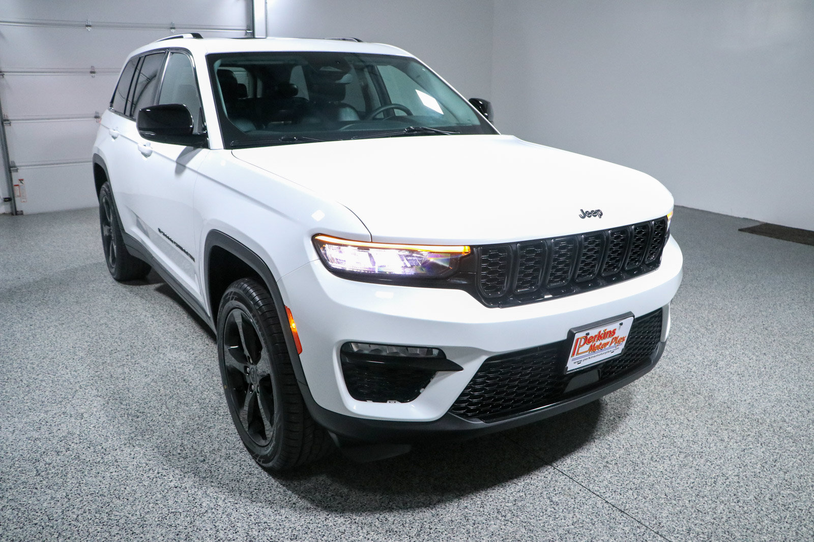 Used 2023 Jeep Grand Cherokee Limited w/ Black Appearance Package AWD/4WD image 5