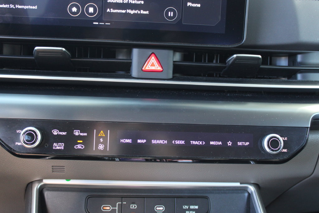 Used 2025 Kia Carnival FWD image 16