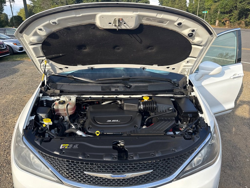 Used 2017 Chrysler Pacifica Touring-L w/ Tire & Wheel Group image 15