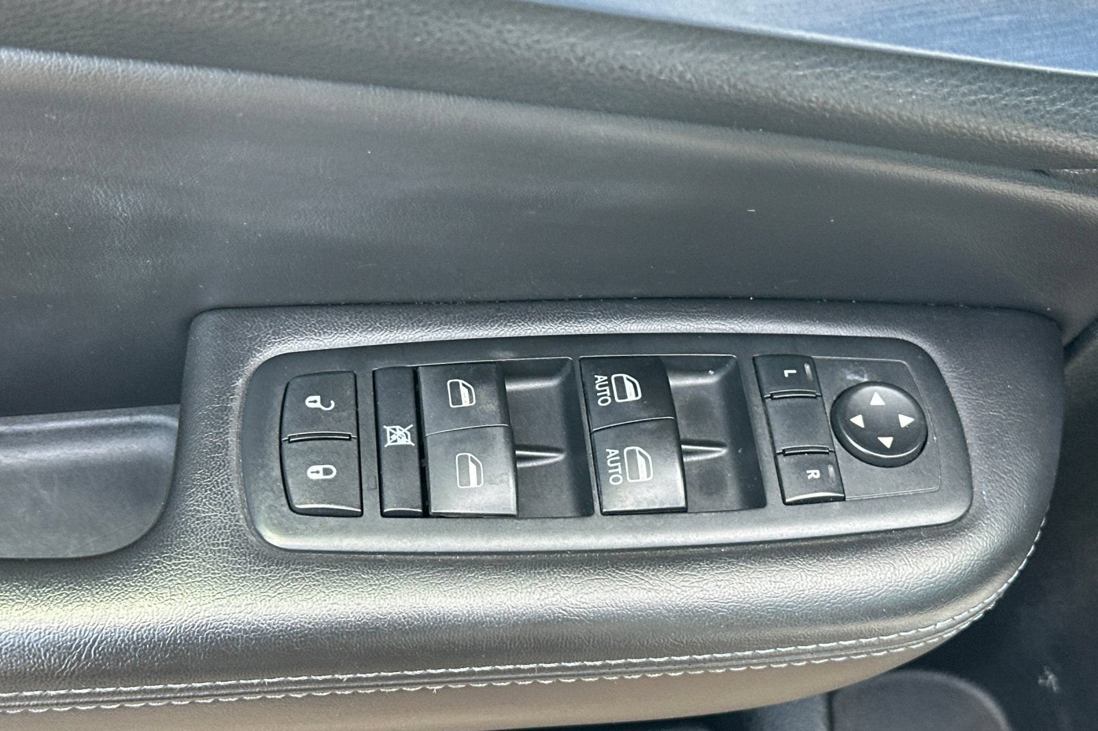 Used 2015 Chrysler 200 S FWD image 11