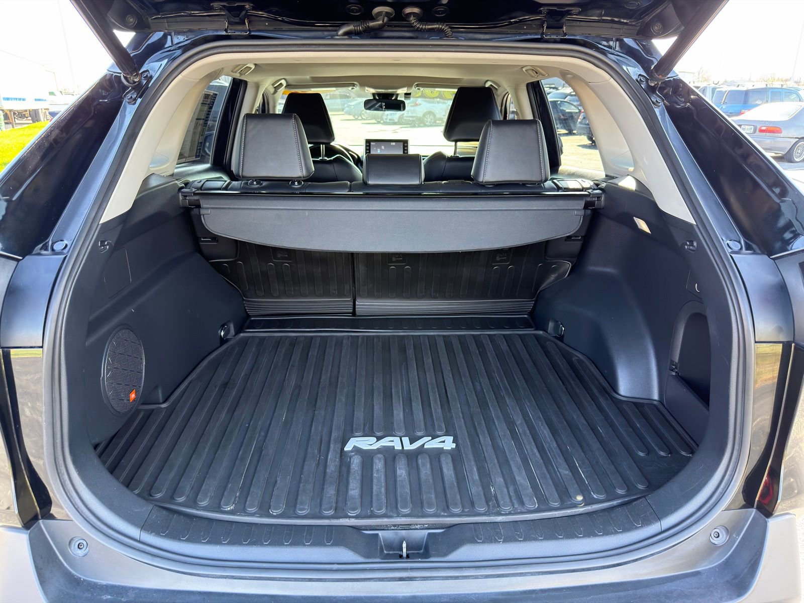 Used 2022 Toyota RAV4 XLE Premium image 33