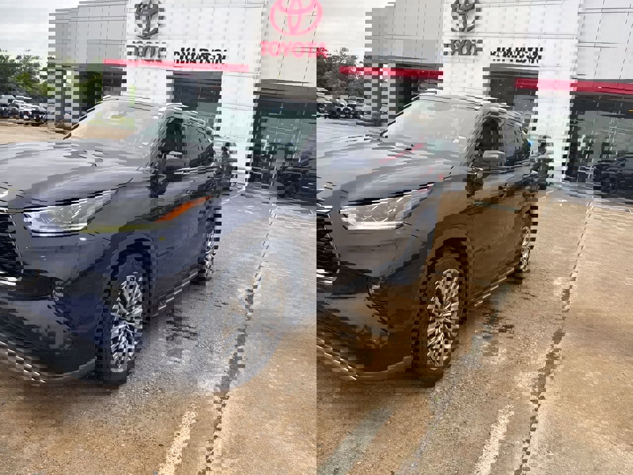 Used 2021 Toyota Highlander Platinum FWD image 1