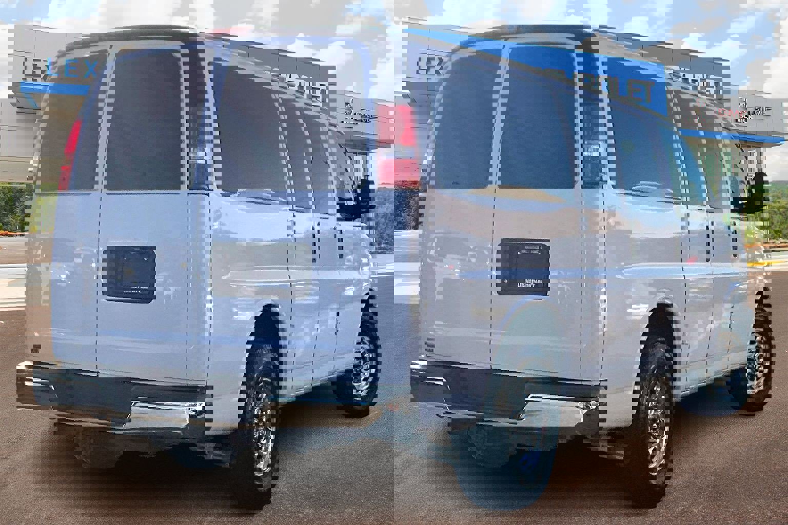 Used 2018 Chevrolet Express 2500 LT w/ LT Preferred Equipment Group image 12