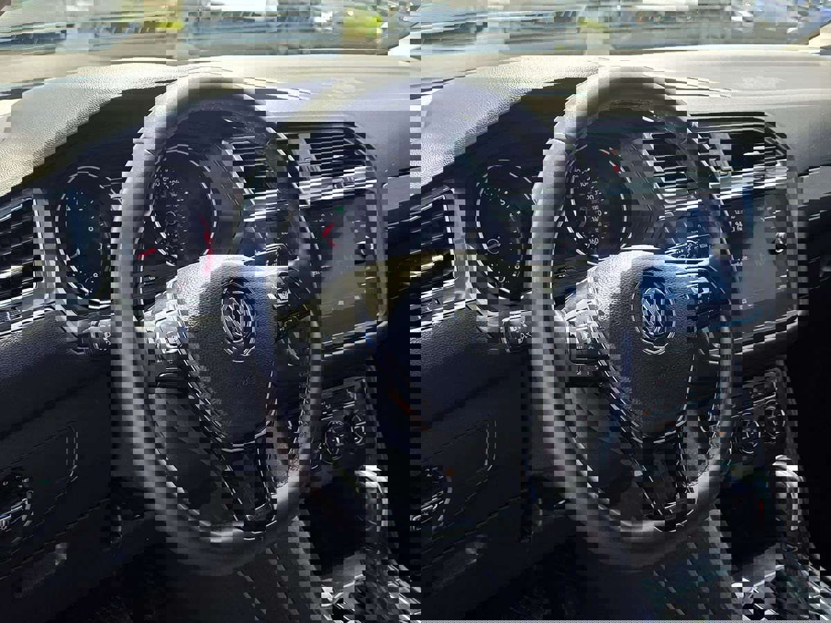 Used 2020 Volkswagen Tiguan SE w/ Panoramic Sunroof Package image 15