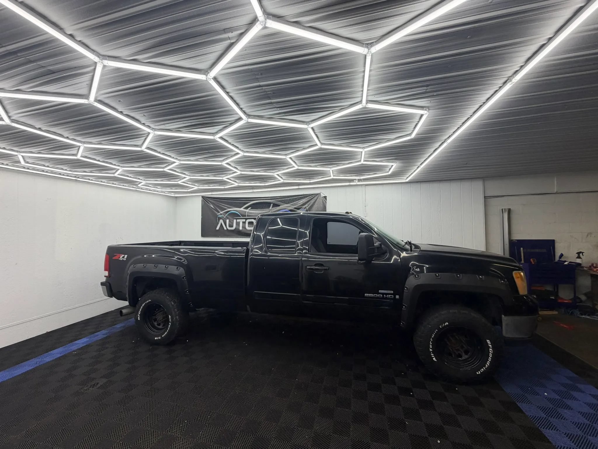 Used 2009 GMC Sierra 2500 SLT AWD/4WD image 2