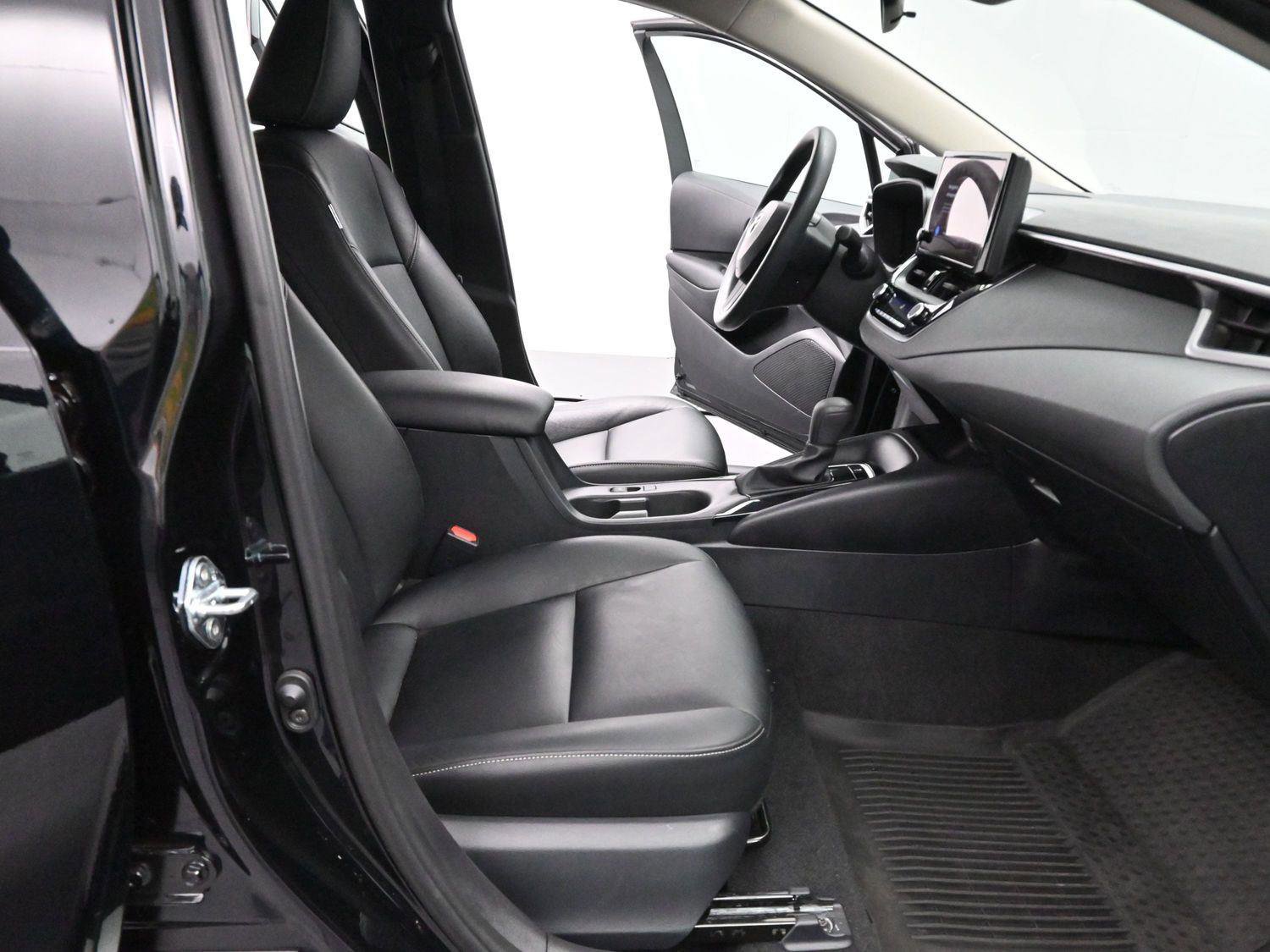 Used 2024 Toyota Corolla LE w/ LE Convenience Package image 26