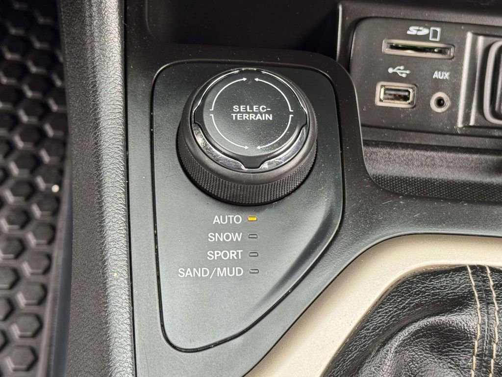 Used 2015 Jeep Cherokee Sport w/ Cold Weather Group AWD/4WD image 21