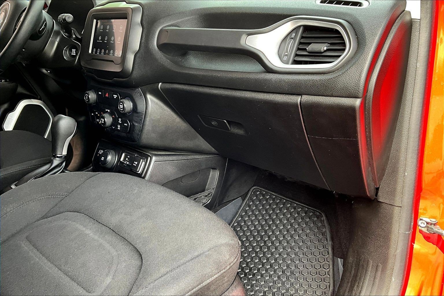 Used 2019 Jeep Renegade Latitude w/ Cold Weather Group AWD/4WD image 26