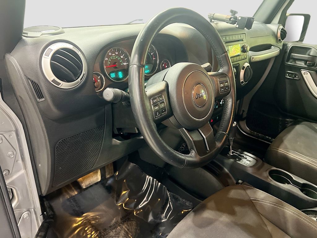 Used 2016 Jeep Wrangler Unlimited Sahara w/ Connectivity Group image 17