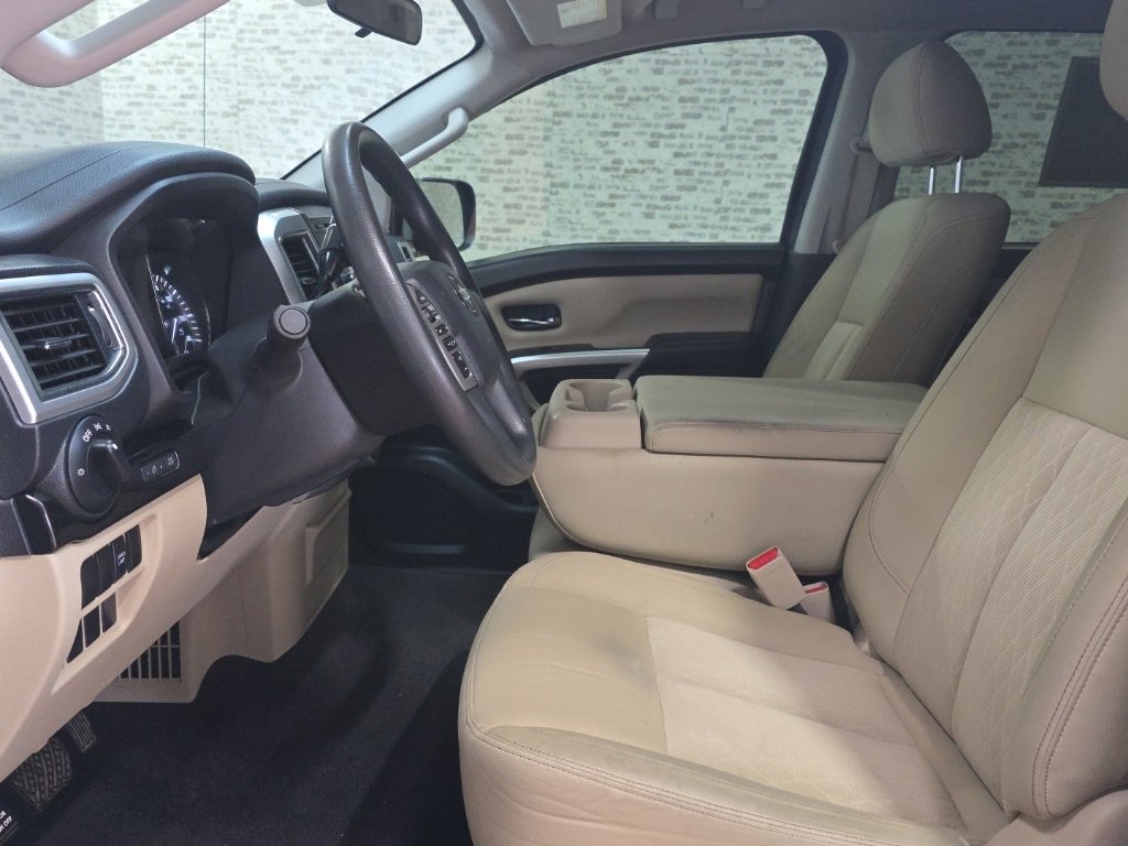 Used 2018 Nissan Titan SV image 20