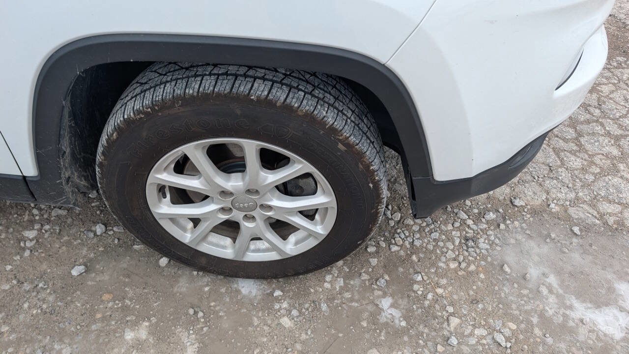 Used 2015 Jeep Cherokee Latitude w/ Cold Weather Group image 9