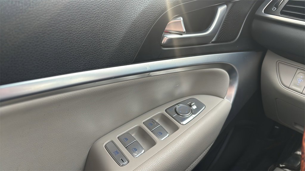 Used 2023 Genesis G70 2.0T image 16