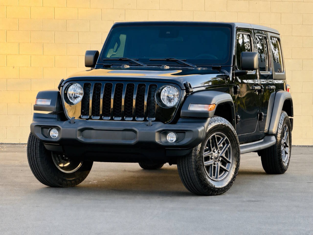 Used 2024 Jeep Wrangler Unlimited Sport AWD/4WD image 3