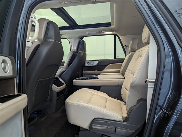 Used 2024 Lincoln Navigator L Reserve image 7