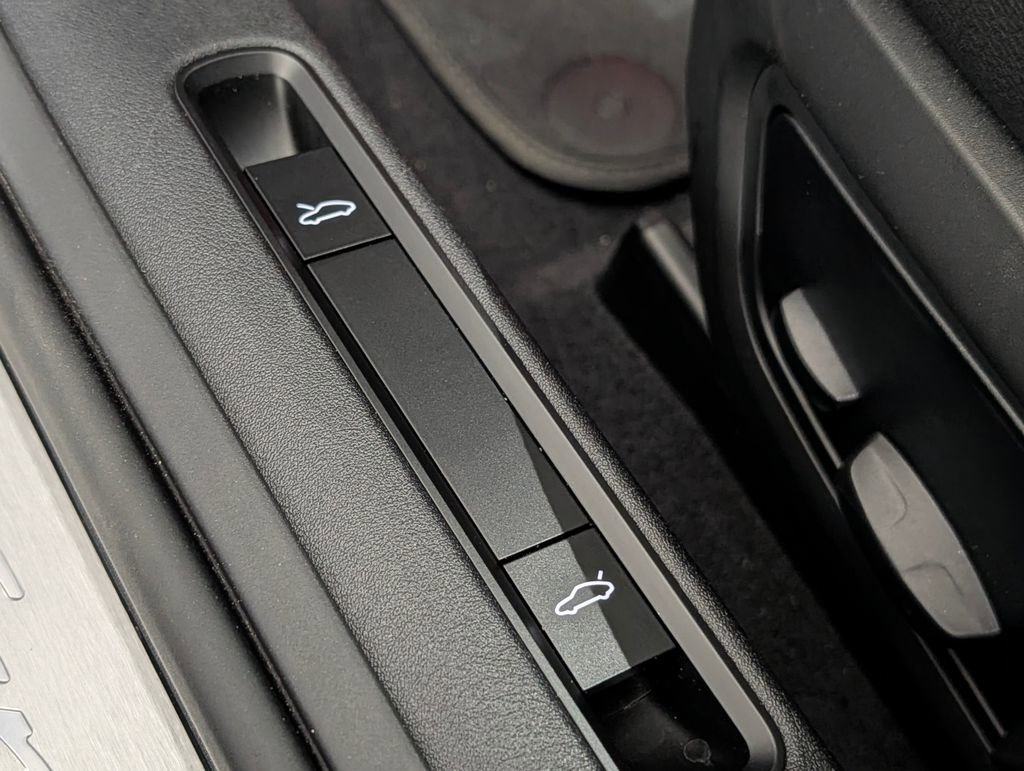 Certified 2025 Porsche 911 Carrera RWD image 27