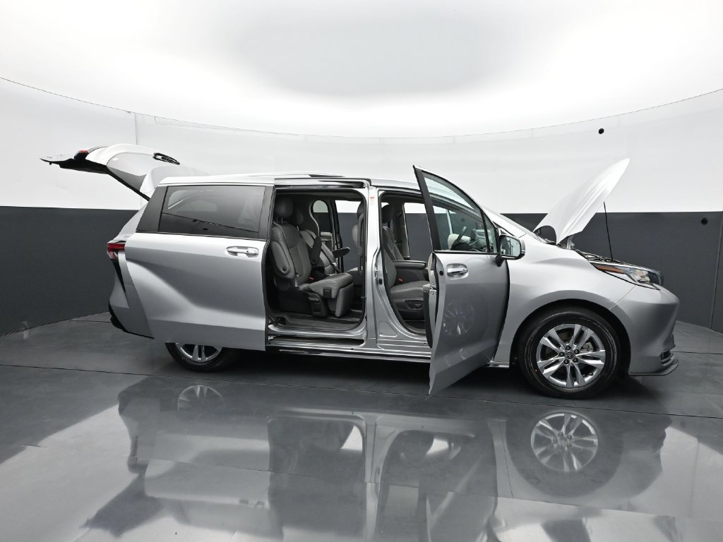 Used 2024 Toyota Sienna Limited AWD/4WD image 37