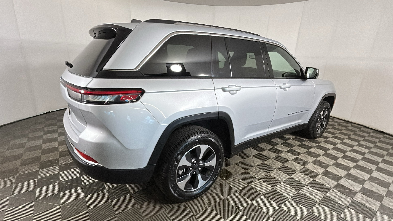 Used 2024 Jeep Grand Cherokee Limited 4xe AWD/4WD image 3