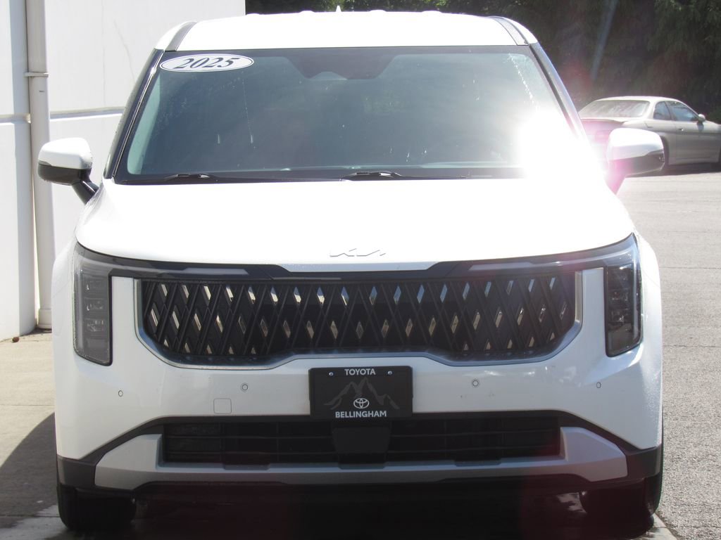 Used 2025 Kia Carnival FWD image 3
