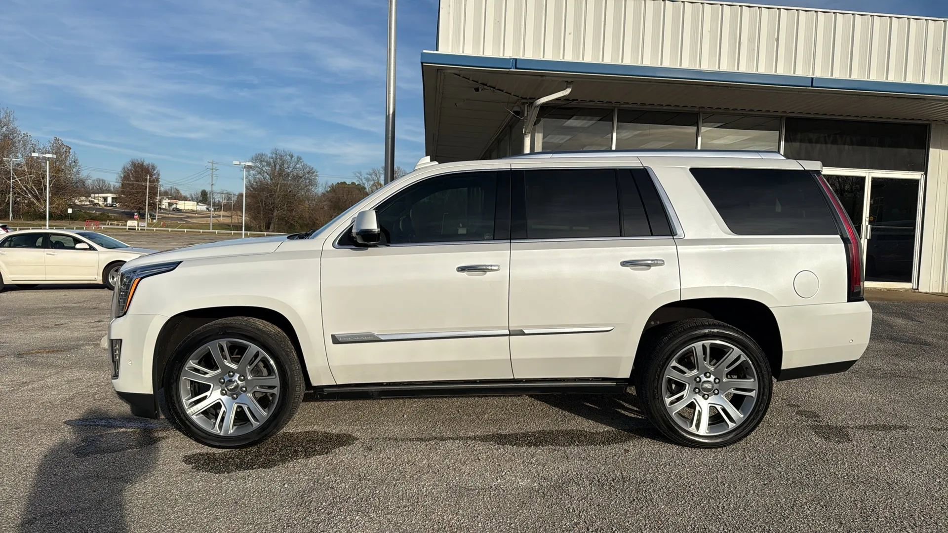Used 2020 Cadillac Escalade Premium Luxury image 2