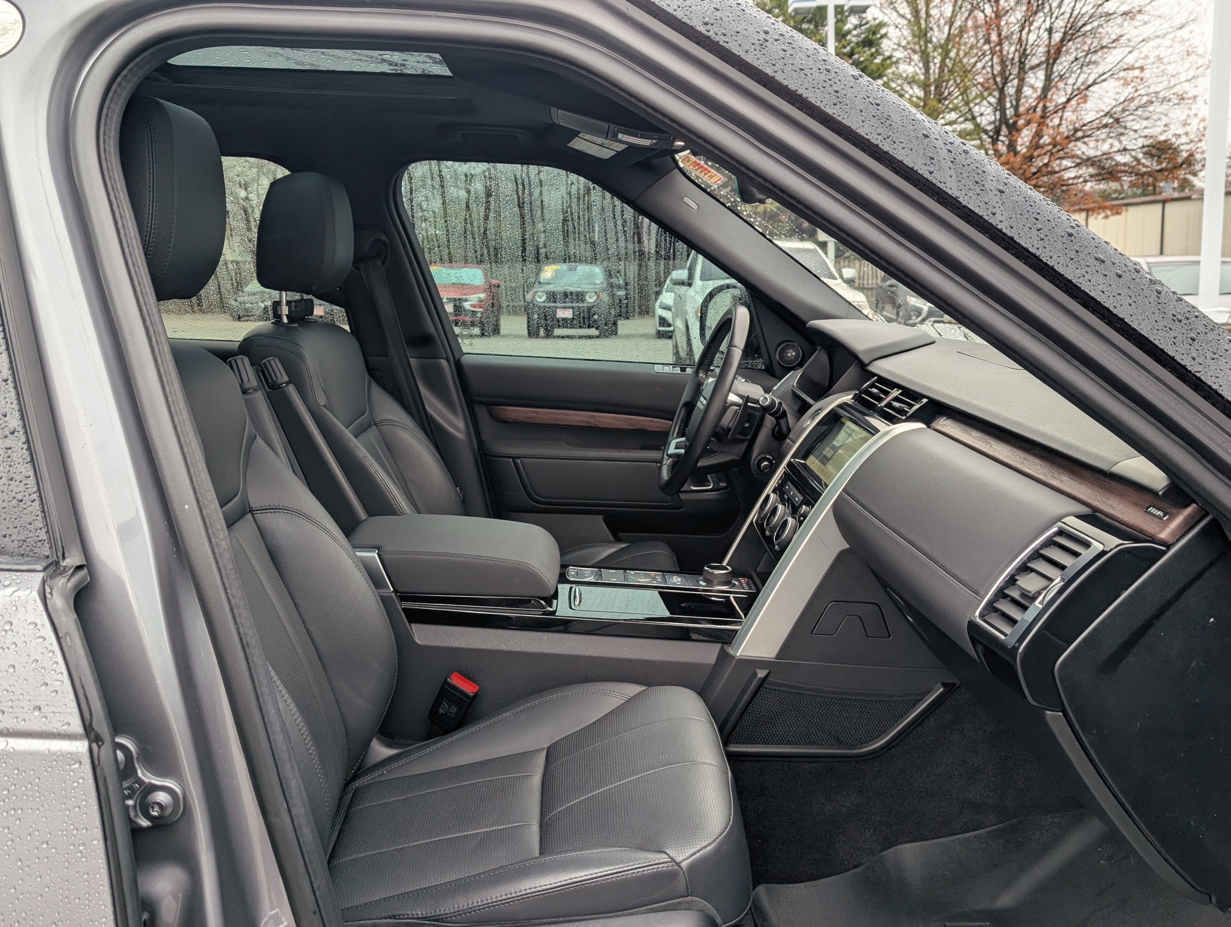 Used 2020 Land Rover Discovery HSE image 11