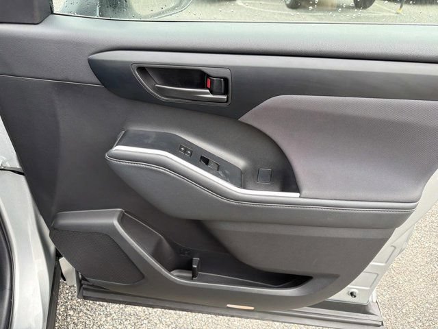 Certified 2025 Toyota Highlander LE FWD image 15