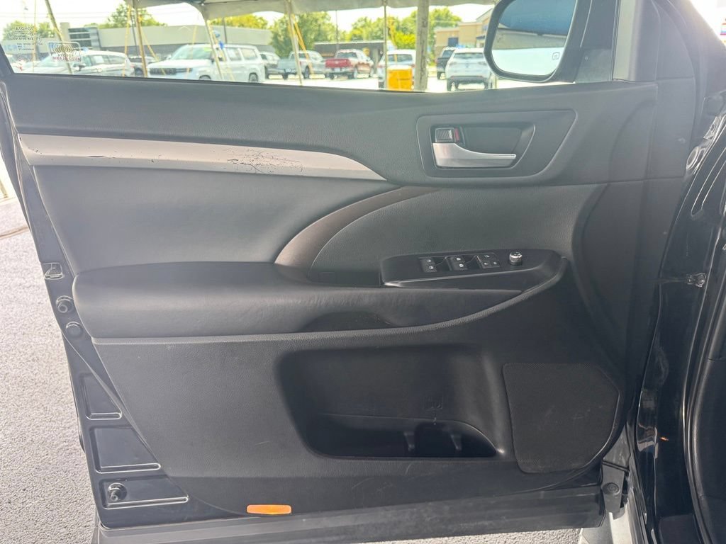 Used 2019 Toyota Highlander XLE FWD image 2