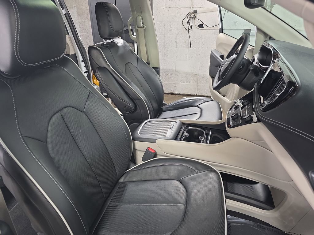 Used 2024 Chrysler Pacifica Limited image 10