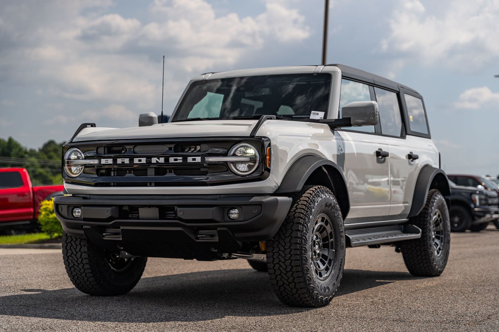New 2026 Ford Bronco Outer Banks w/ Sasquatch Package AWD/4WD image 2