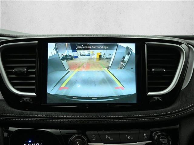 Used 2025 Chrysler Pacifica Limited FWD image 11