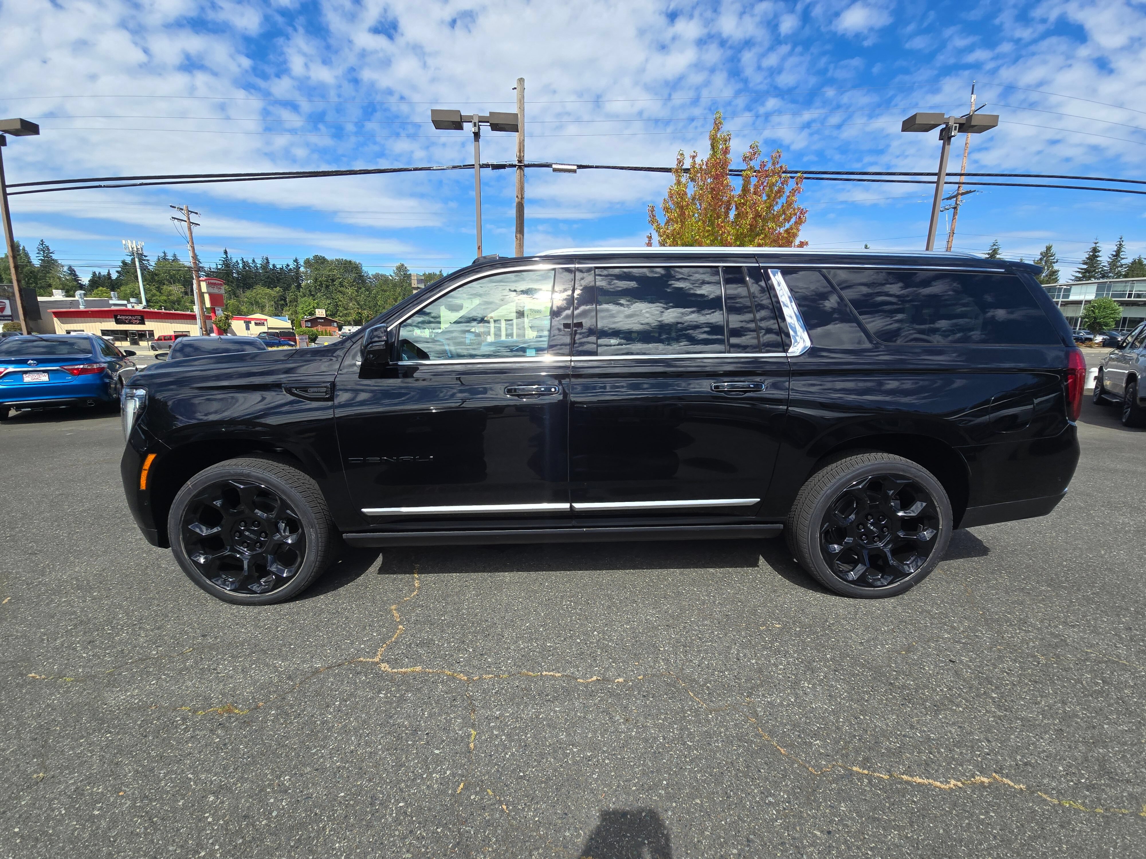New 2026 GMC Yukon XL Denali w/ Denali Reserve Package AWD/4WD image 4