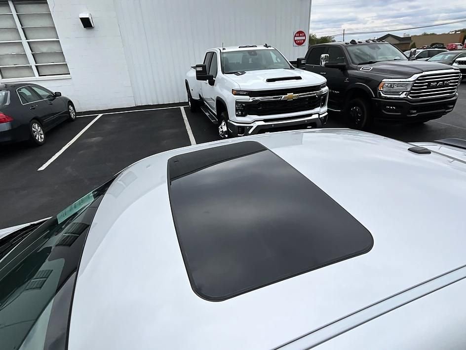 Used 2009 Dodge Challenger SRT8 w/ SRT Option Group II RWD image 10