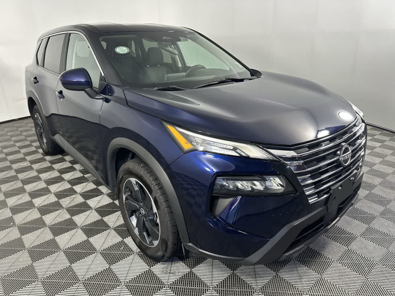 Used 2024 Nissan Rogue SV AWD/4WD image 2