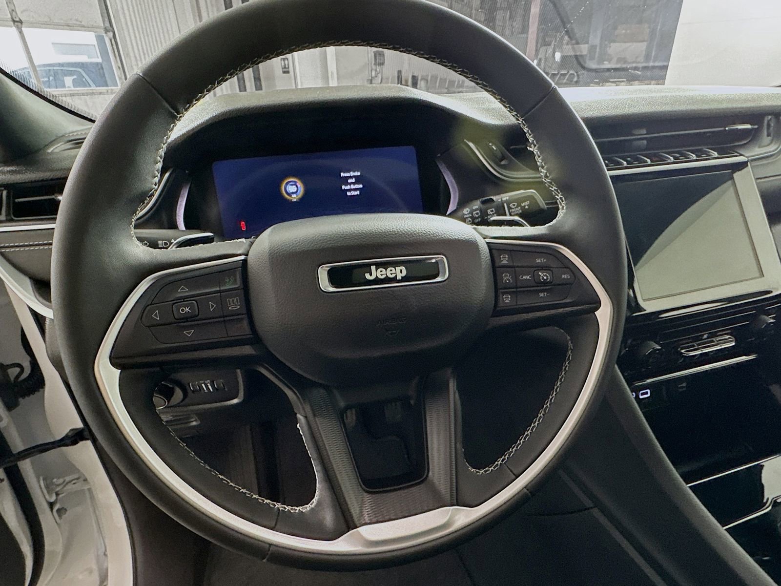 Used 2024 Jeep Grand Cherokee Laredo X image 9