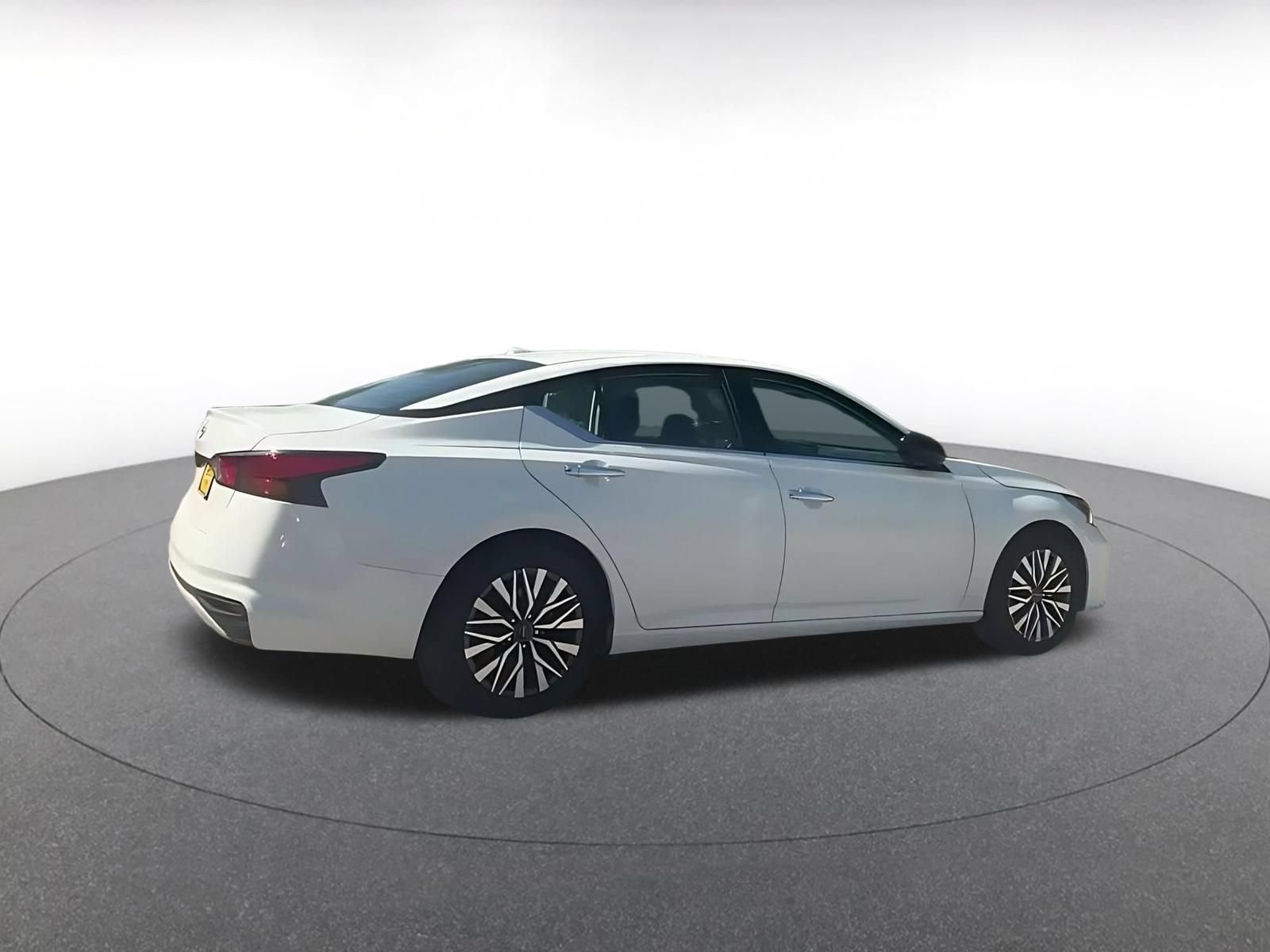 Used 2025 Nissan Altima 2.5 SV FWD image 13