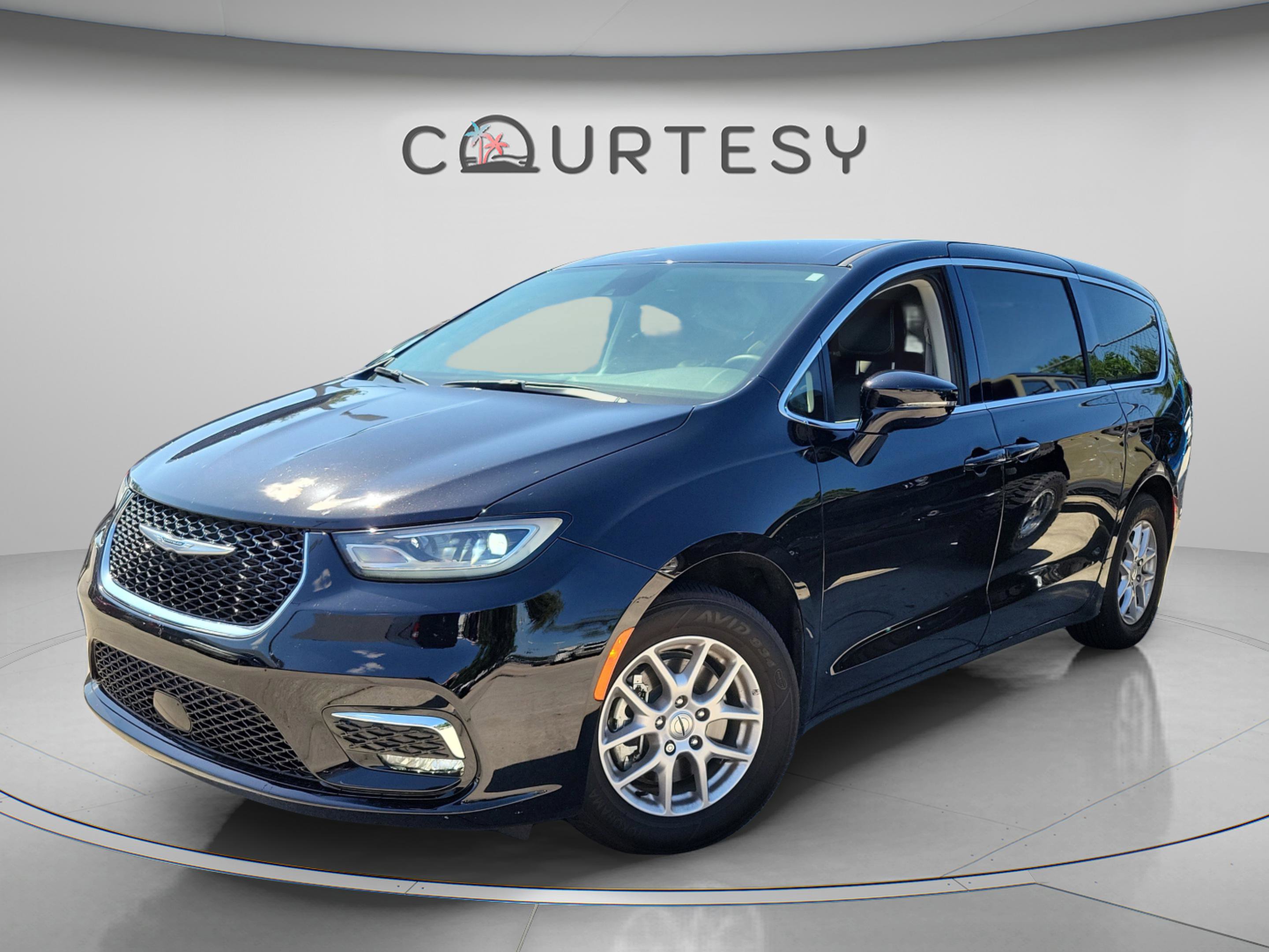 Used 2024 Chrysler Pacifica Touring-L w/ Uconnect Theater Family Group FWD image 1