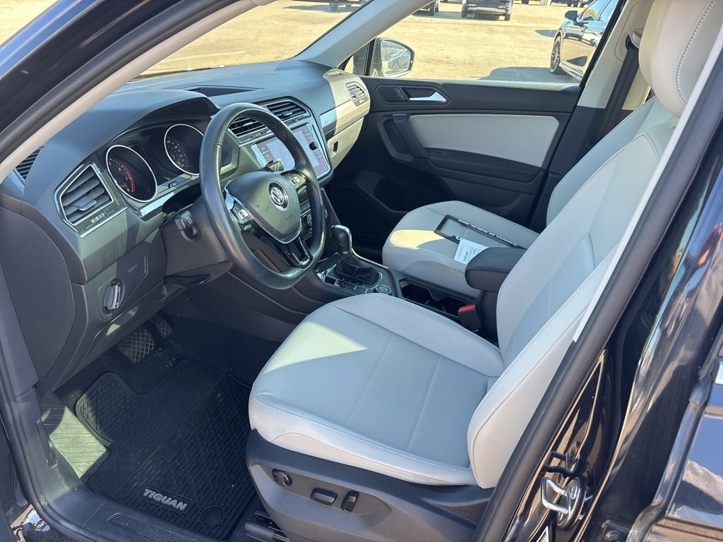 Used 2019 Volkswagen Tiguan SE w/ Panoramic Sunroof Package image 12