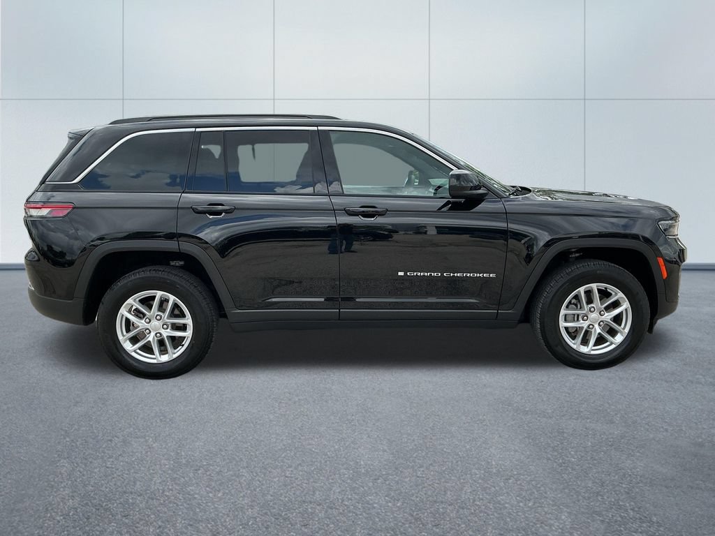 Certified 2025 Jeep Grand Cherokee Laredo X w/ Luxury Tech Group I AWD/4WD image 8