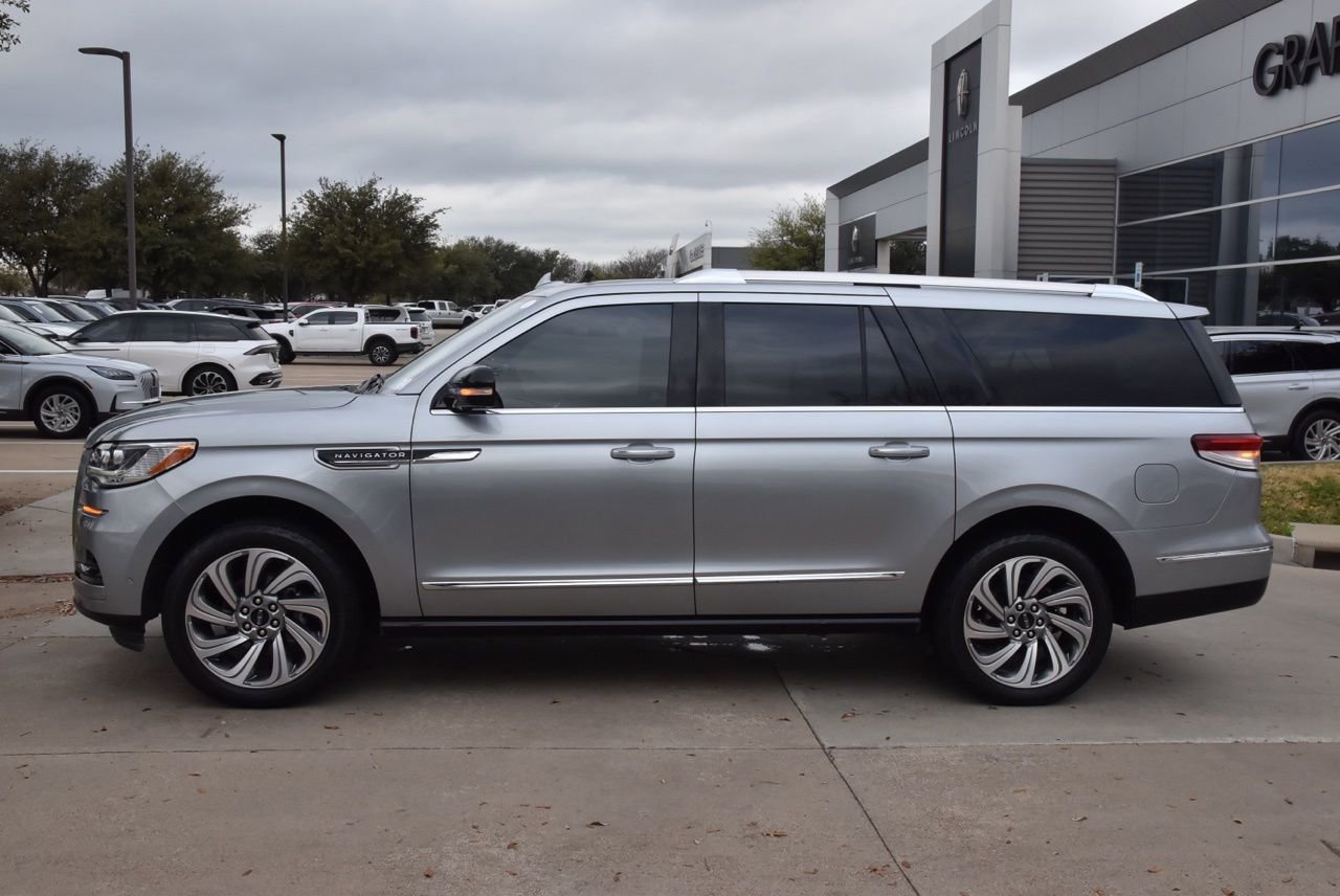 Used 2023 Lincoln Navigator L Reserve image 12