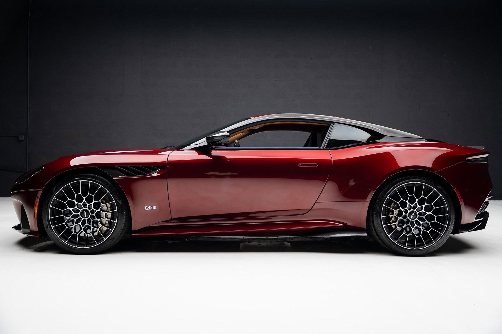 Used 2023 Aston Martin DBS Coupe RWD image 18