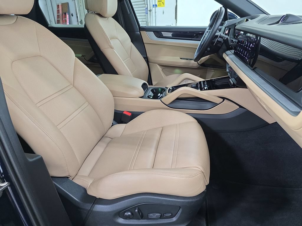 Certified 2024 Porsche Cayenne Coupe AWD/4WD image 27