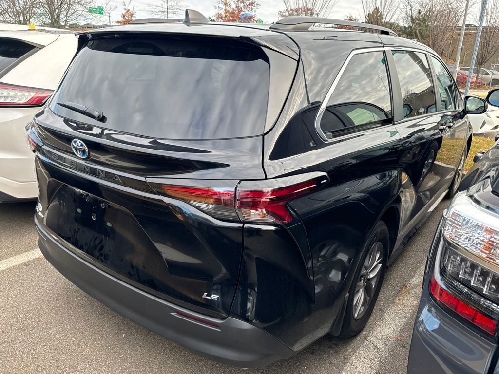 Used 2025 Toyota Sienna LE w/ LE Plus Package image 6