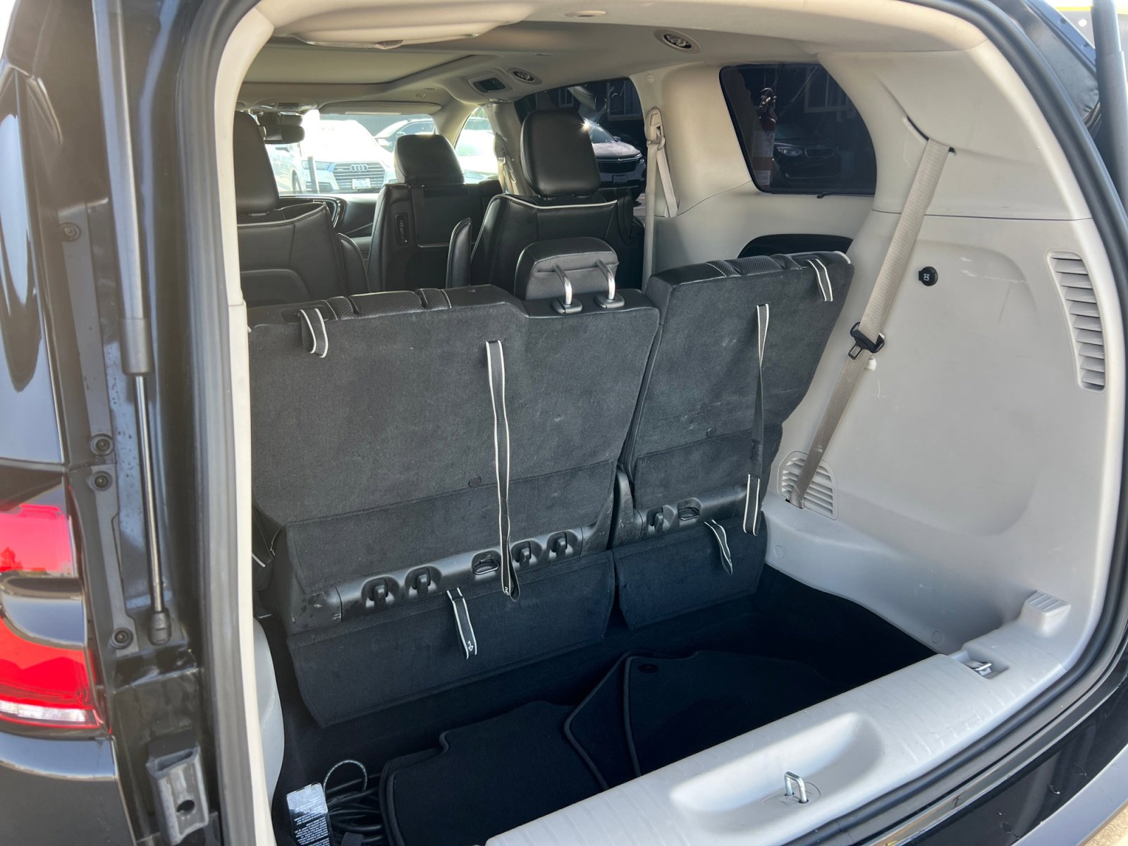 Used 2022 Chrysler Pacifica Limited w/ Uconnect Theater Family Group image 16