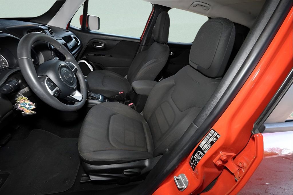 Used 2018 Jeep Renegade Latitude FWD image 11