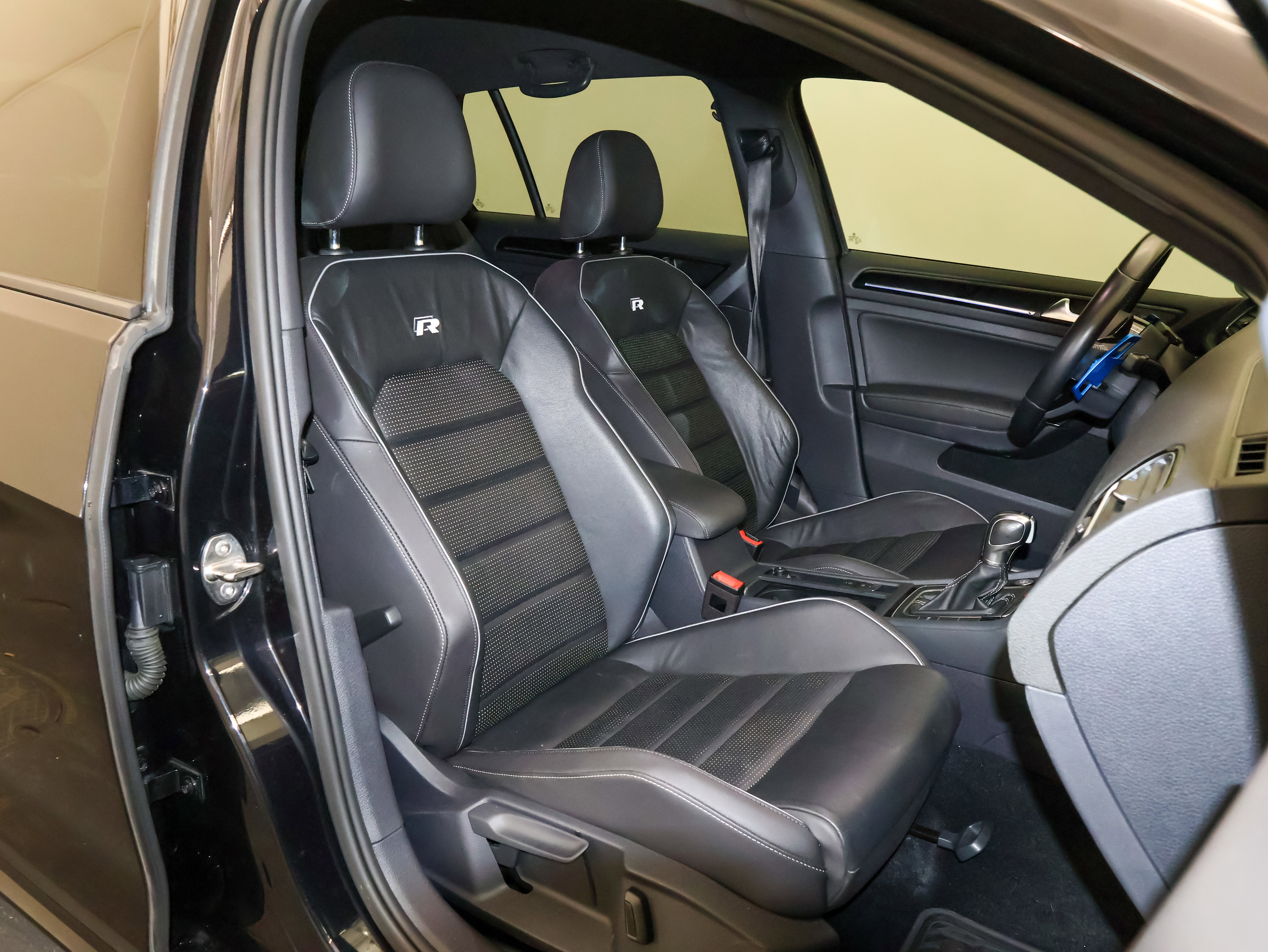 Used 2019 Volkswagen Golf R 4-Door image 43