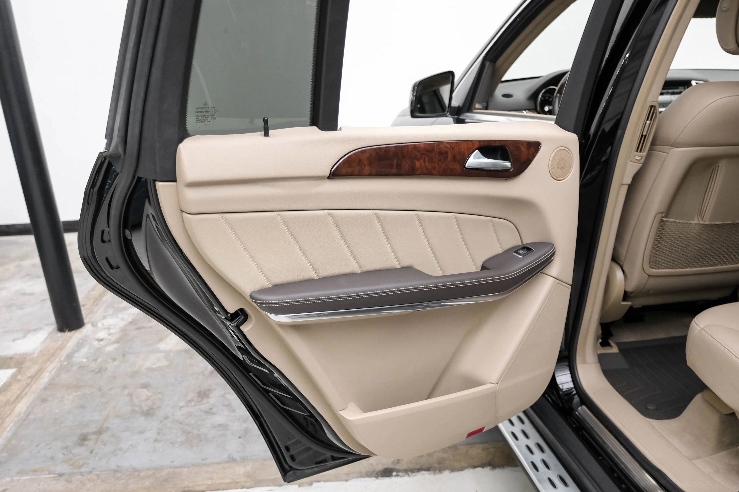 Used 2015 Mercedes-Benz GL 550 4MATIC image 37