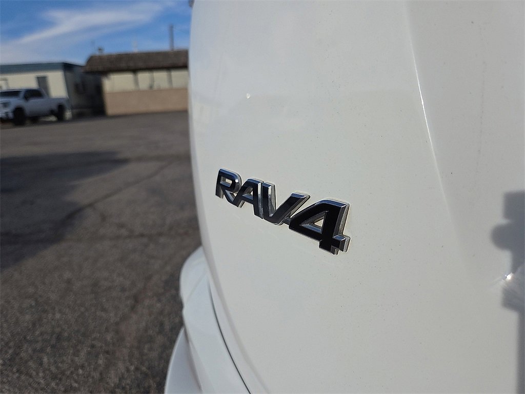 Used 2018 Toyota RAV4 SE image 9