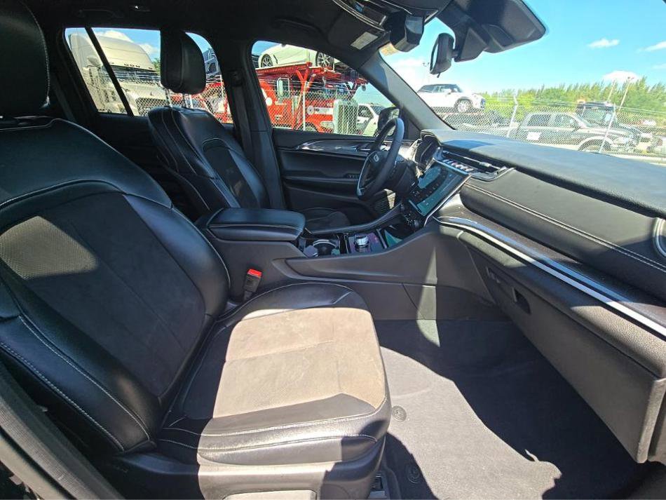 Used 2023 Jeep Grand Cherokee Altitude AWD/4WD image 9