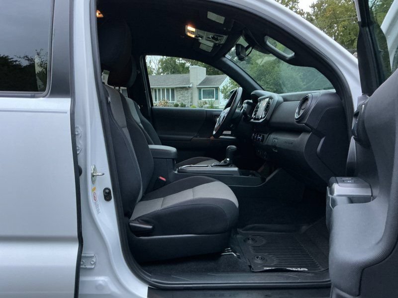 Used 2020 Toyota Tacoma TRD Off-Road AWD/4WD image 11
